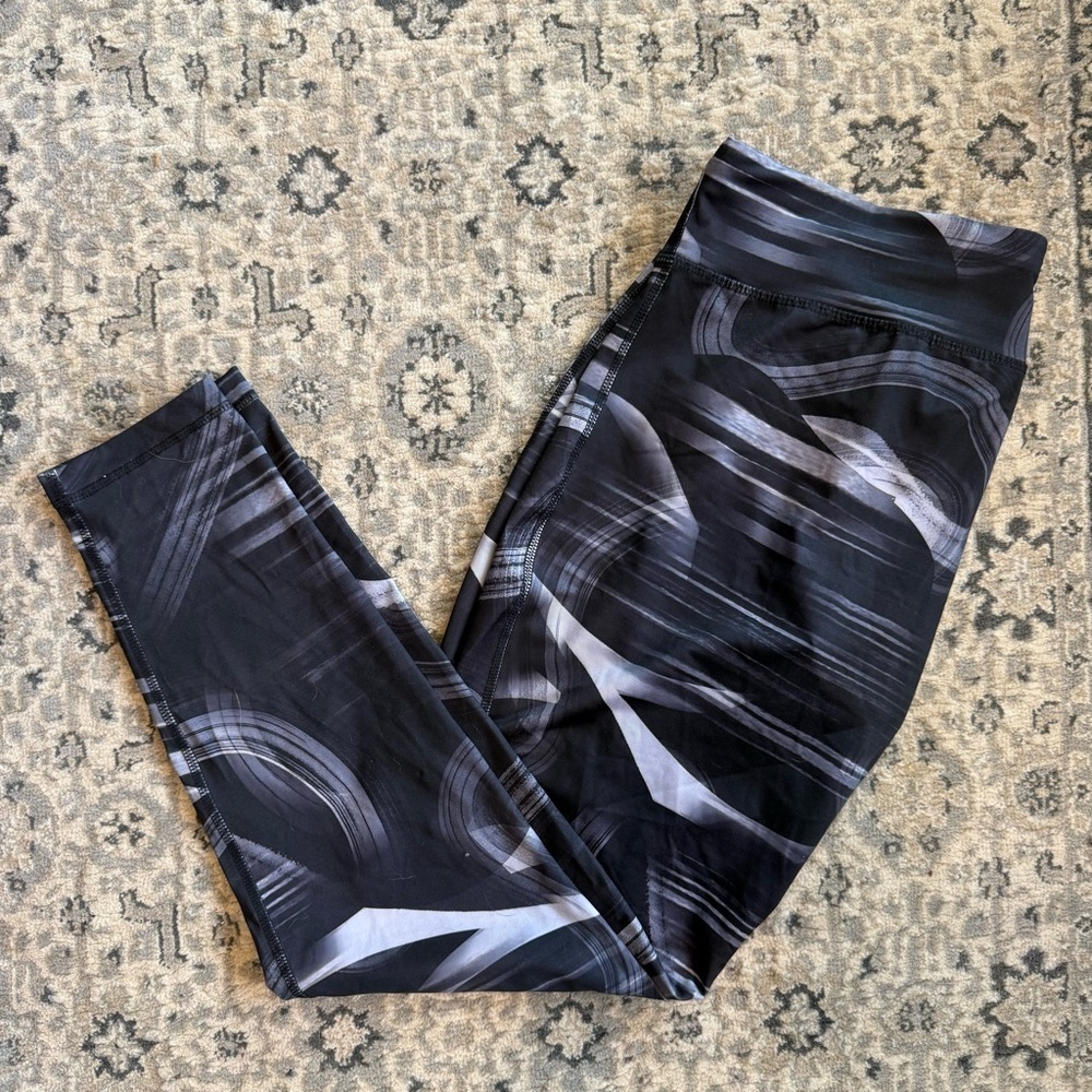 Danskin Fitted Black and Gray Patterned Leggings - Picture 4 of 4